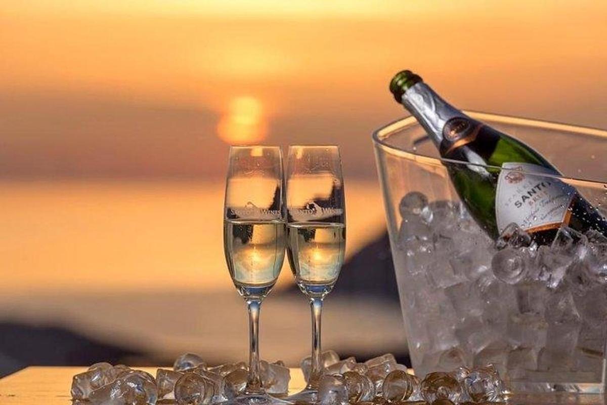 una bottiglia di champagne e due bicchieri di ghiaccio