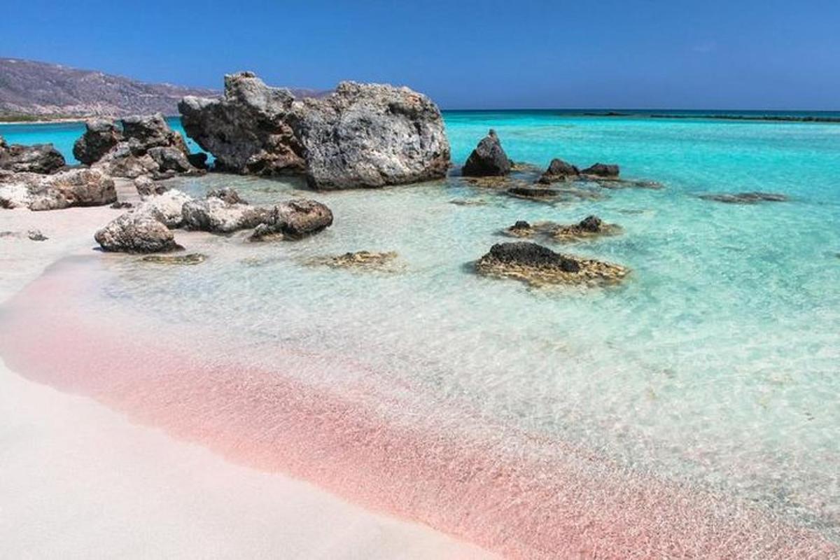 una playa con rocas y agua azul