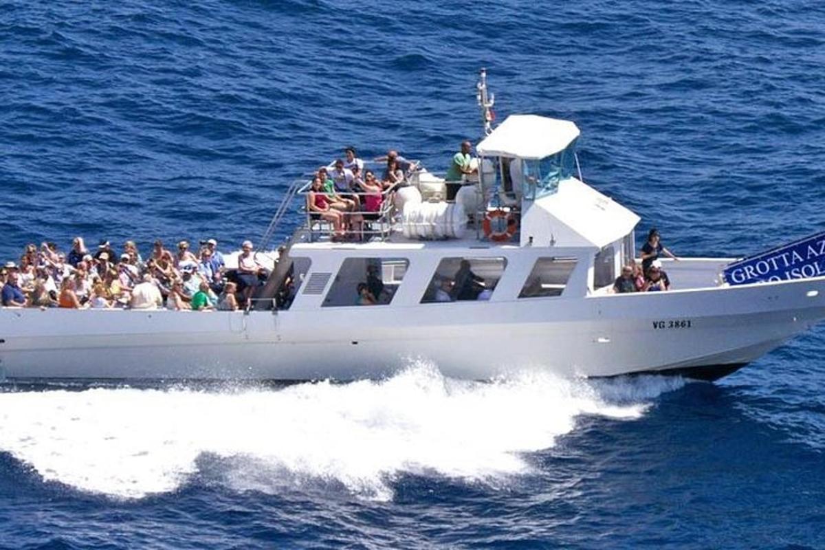 un grupo de personas en un barco en el océano