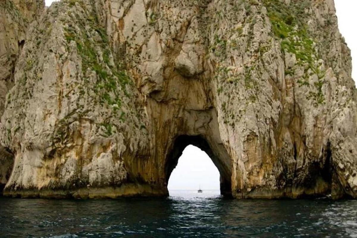 un arco in una formazione rocciosa nell'acqua