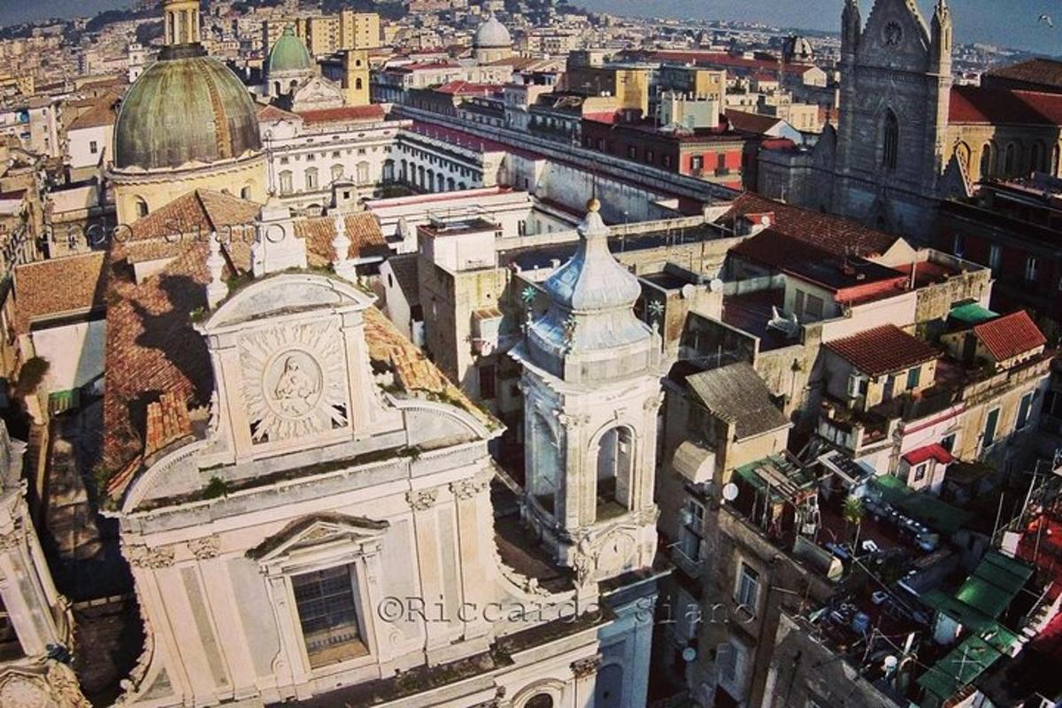 zračni pogled na stavbo v mestu