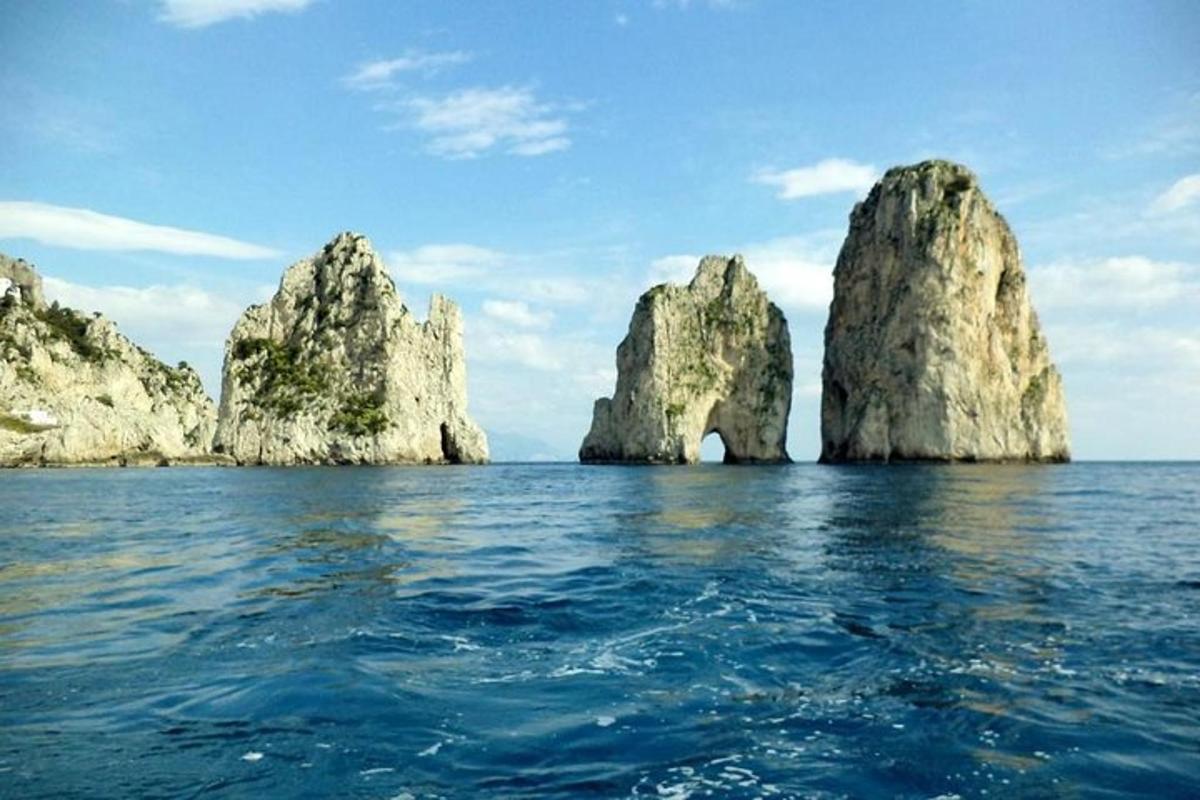 Una vista de un grupo de rocas en el agua.