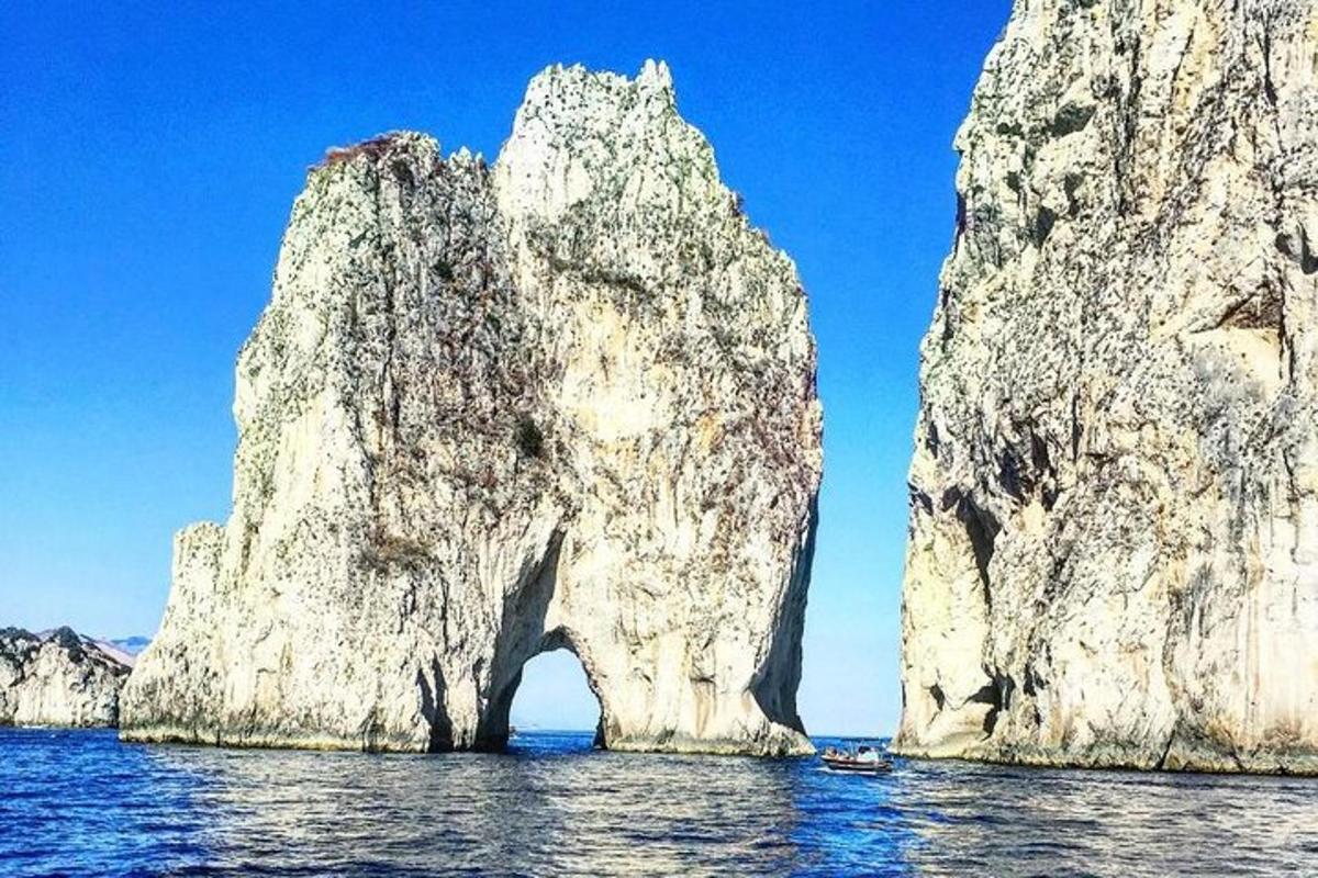 una gran formación rocosa en el agua