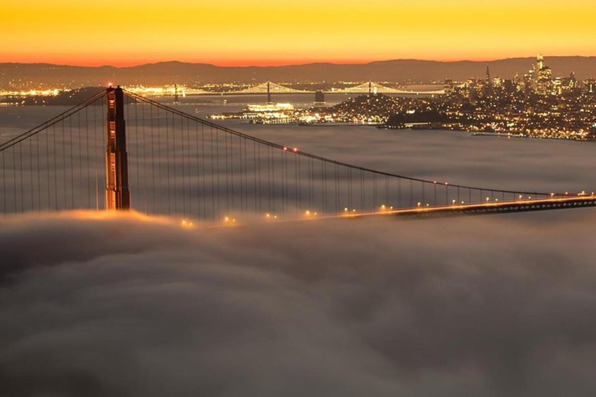 Pohled na most Golden Gate z noční mlhy