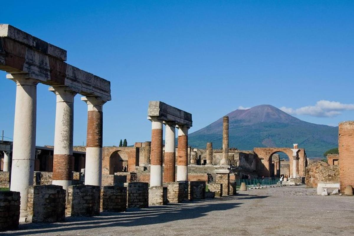 antiche rovine con una montagna sullo sfondo