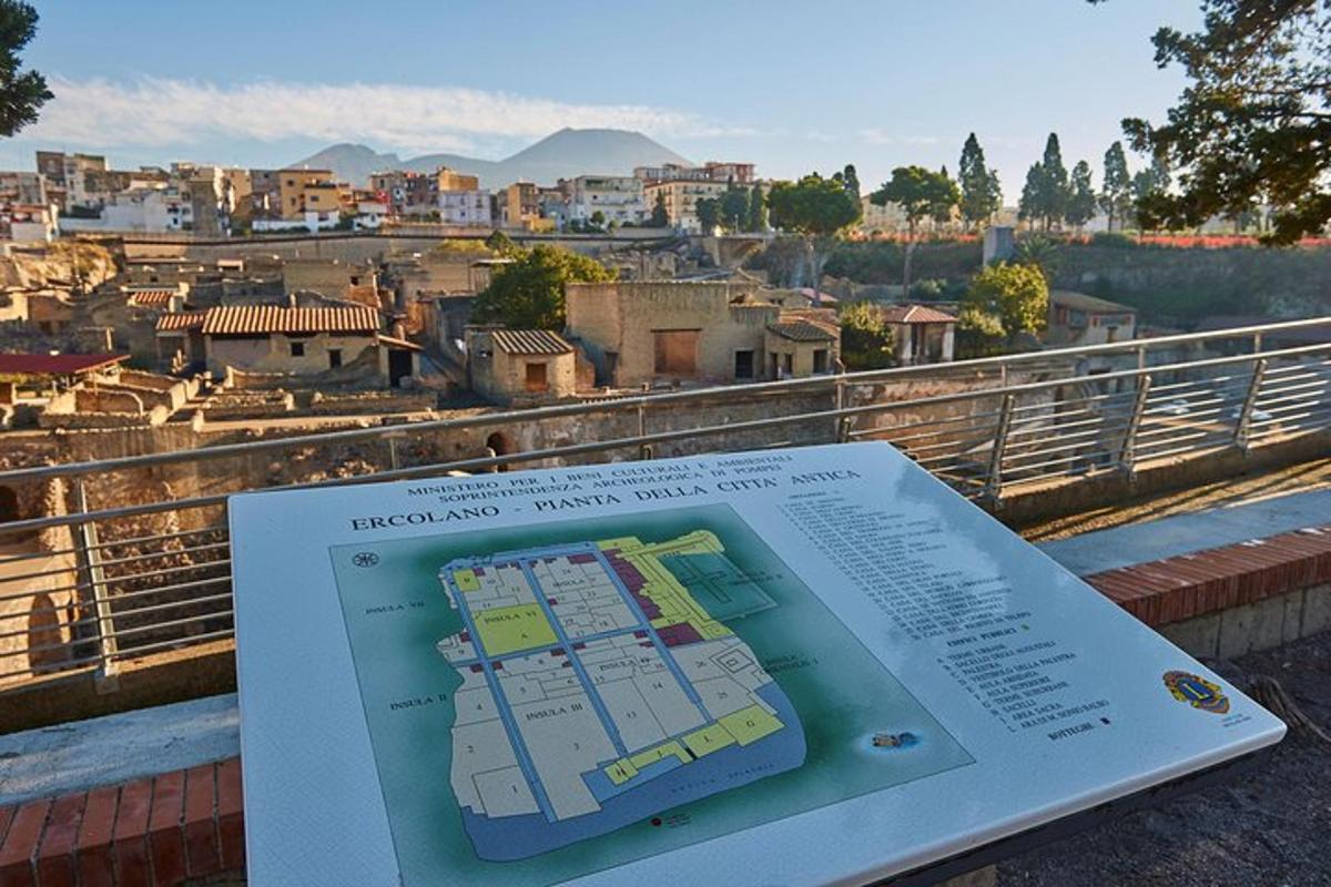 un cartello con vista su una città