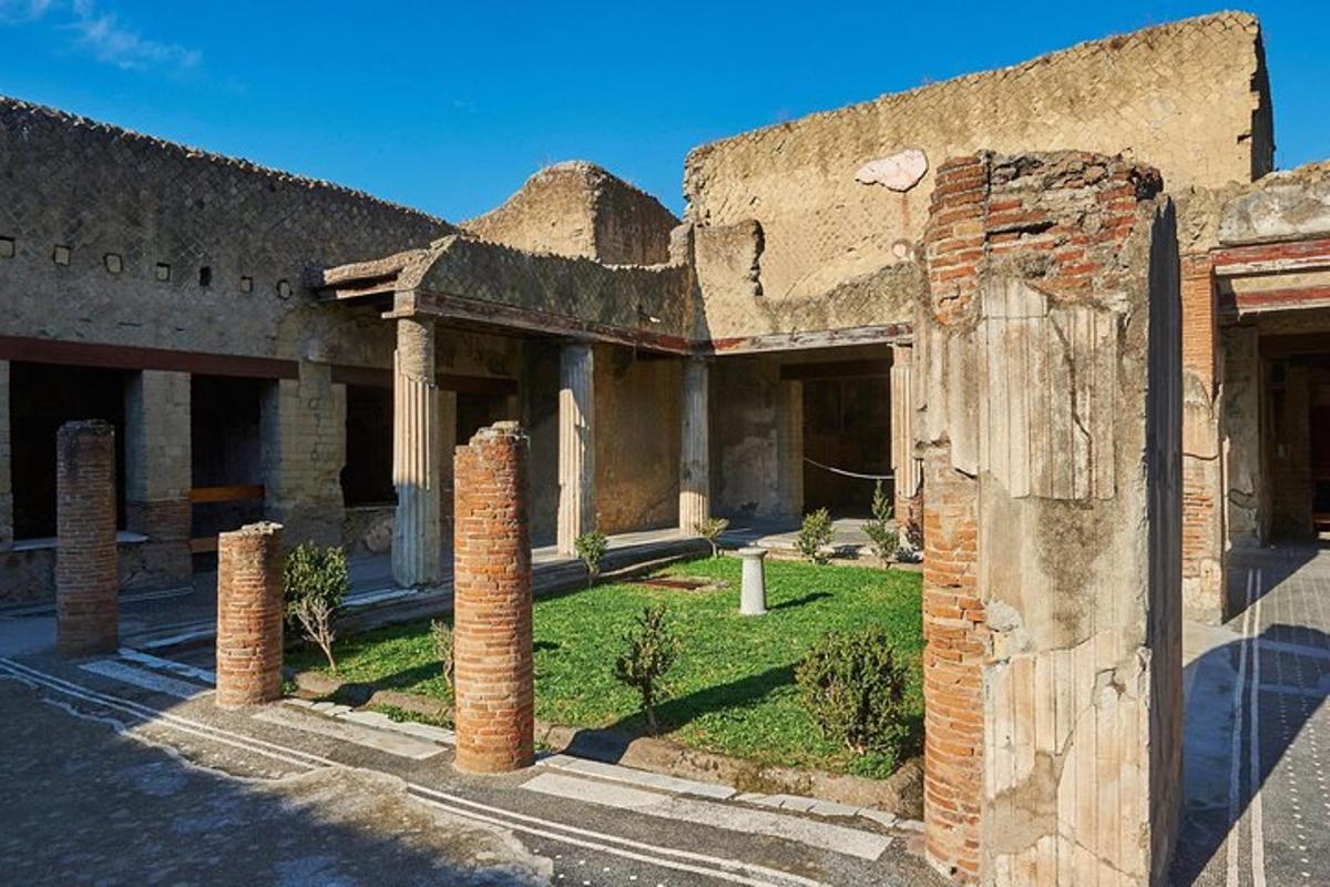un vecchio edificio con pilastri in mattoni in un cortile