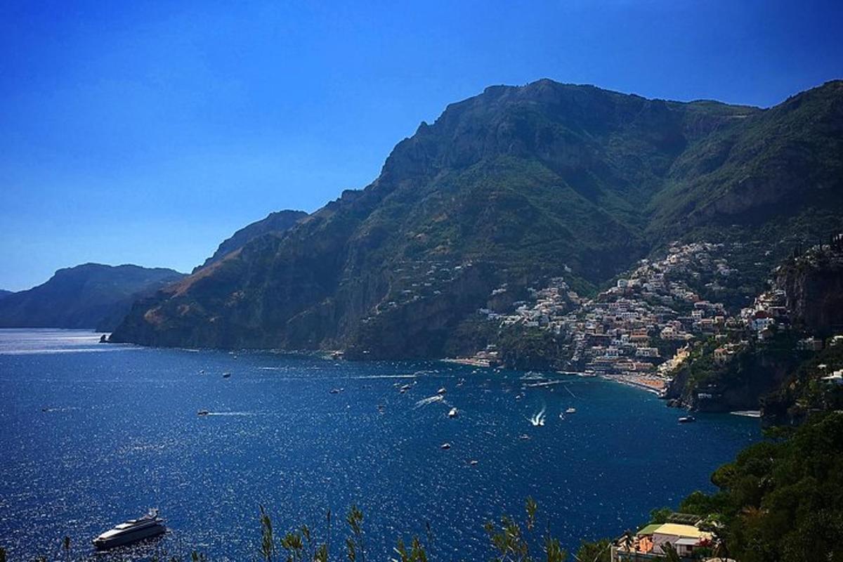 un grande specchio d'acqua con una città e montagne