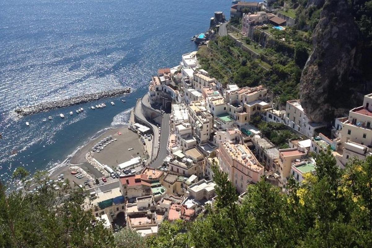un villaggio sul fianco di una montagna vicino all'oceano