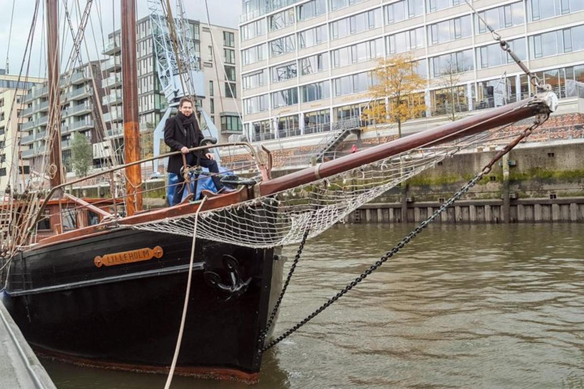 un uomo in piedi su una barca in acqua