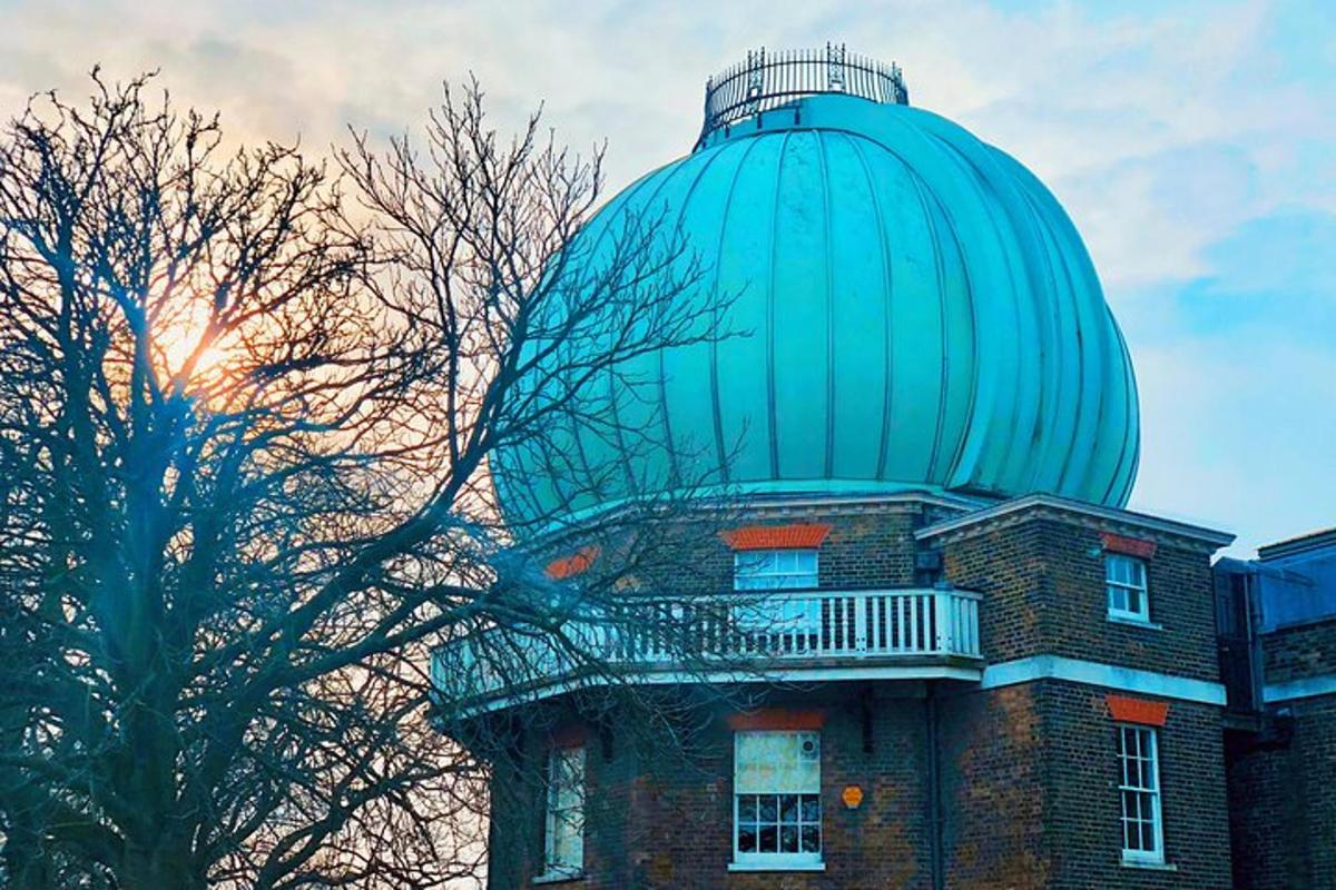 budova s observatoří na vrcholu