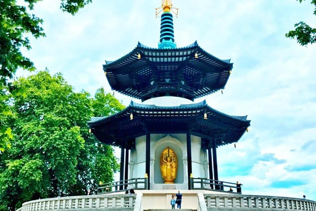 pagoda v parku s lidmi stojícími kolem ní