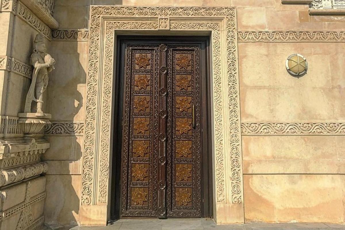 μια ξύλινη πόρτα στο πλάι ενός κτιρίου