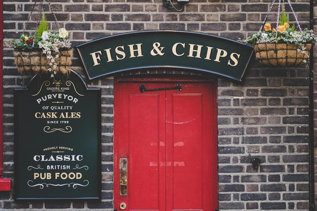 červené dveře v cihlové budově s cedulí fish and chips