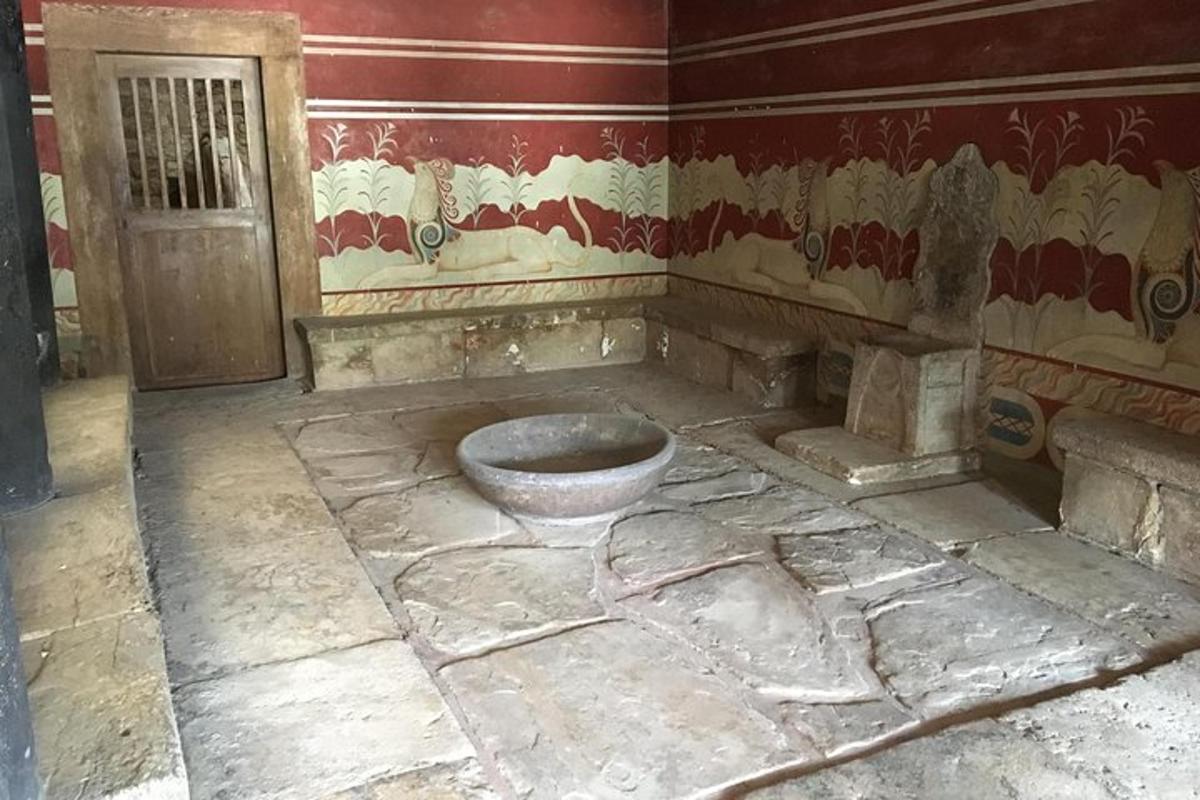 ένα μπάνιο με τουαλέτα στη γωνία ενός δωματίου