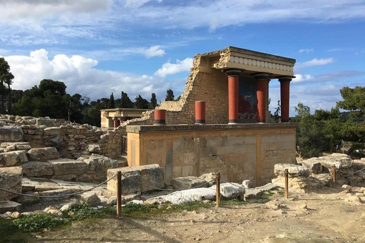 ένα κτίριο με κόκκινες κολόνες στην κορυφή του
