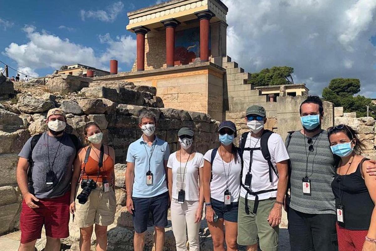 μια ομάδα ανθρώπων που φορούν μάσκες μπροστά από έναν ναό