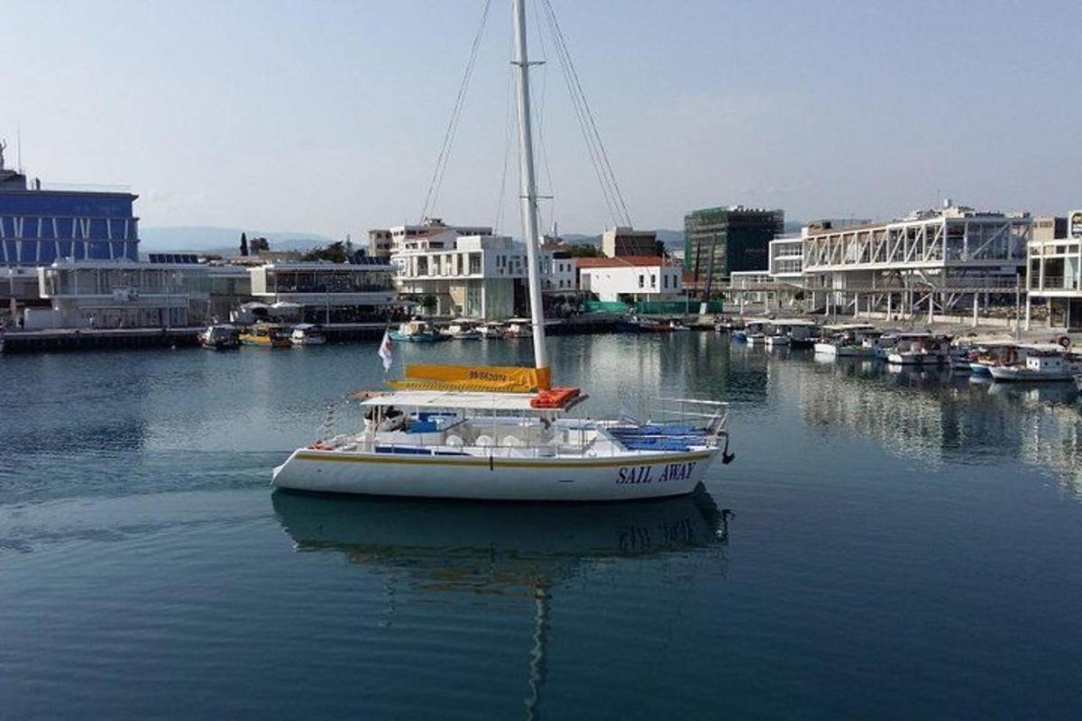una barca ferma nell'acqua in un porto