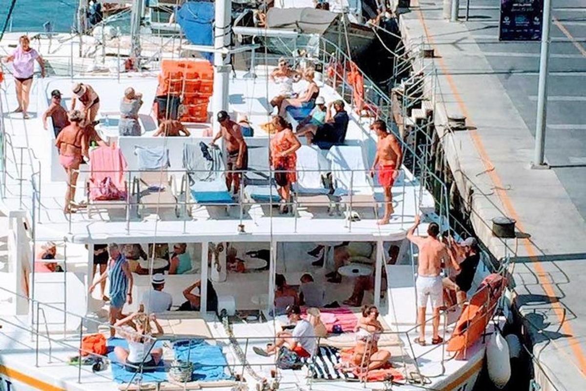 un gruppo di persone su una barca in acqua