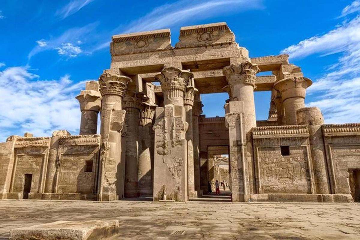 柱と青い空のある古代の建物