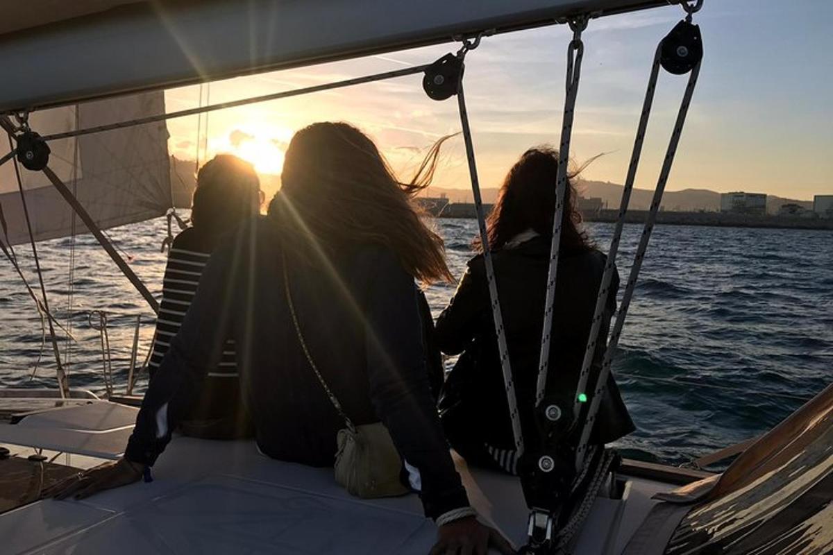 tiga wanita duduk di atas bot di dalam air