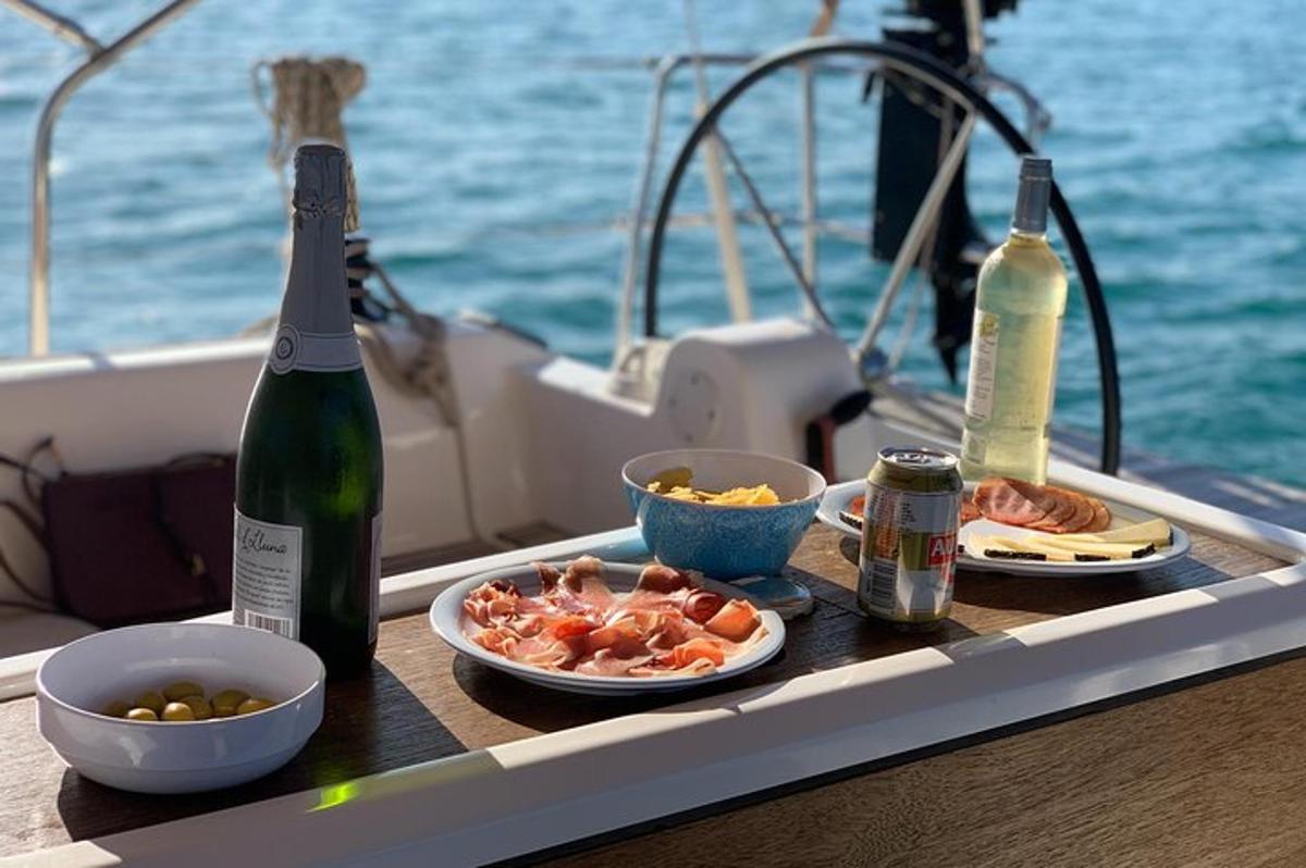 ένα τραπέζι με δύο πιάτα φαγητού και ένα μπουκάλι κρασί