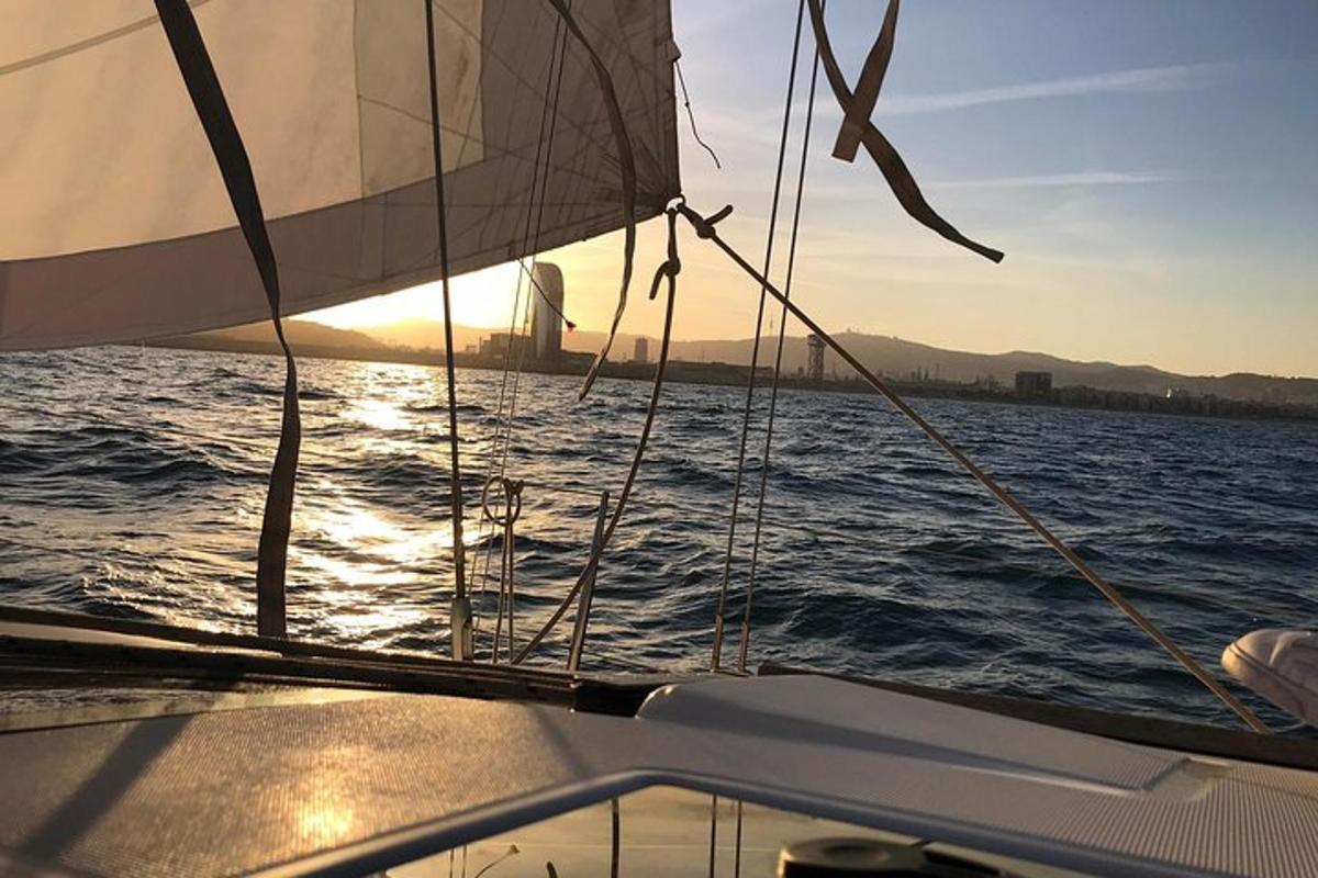 ένα πανί σε μια βάρκα στο νερό