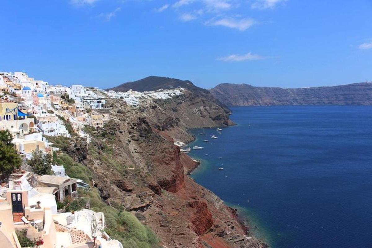 o vedere a unui sat pe coasta unui munte