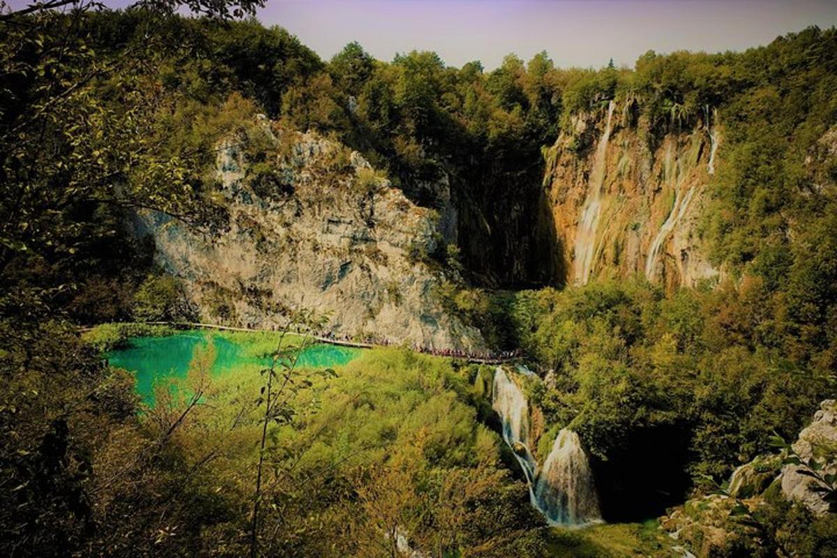 Blick auf einen Berg mit einem Fluss und einer Brücke