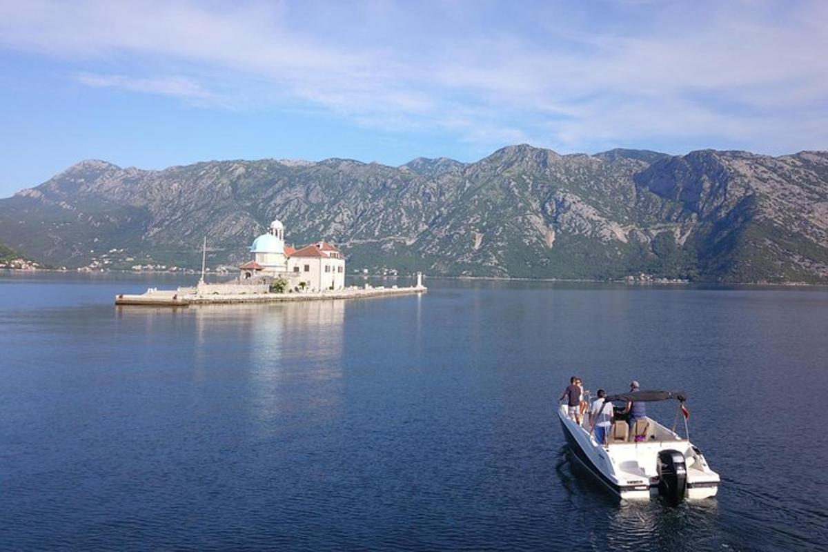 un gruppo di persone su una barca in un grande specchio d'acqua