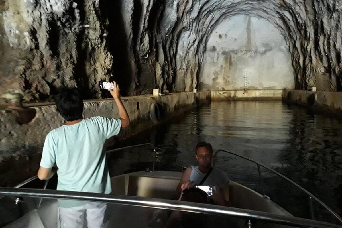 due uomini su una barca in un tunnel