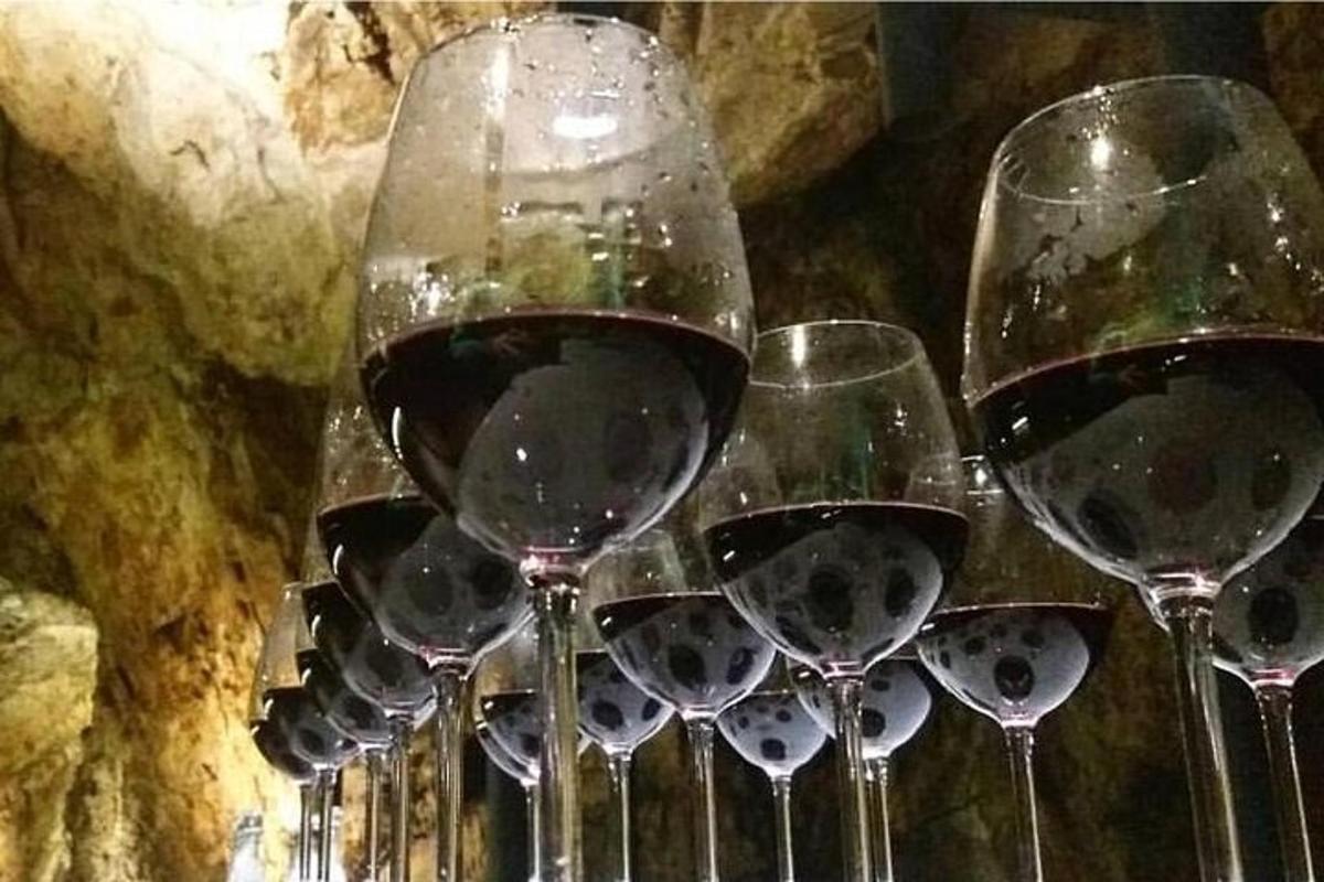 trije kozarci rdečega vina so postavljeni v vrsto