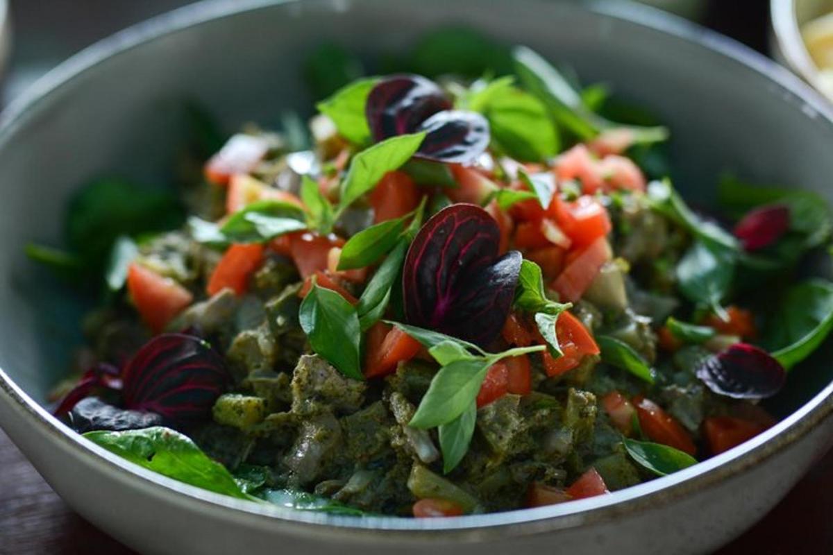 kauss salatit liha ja köögiviljadega