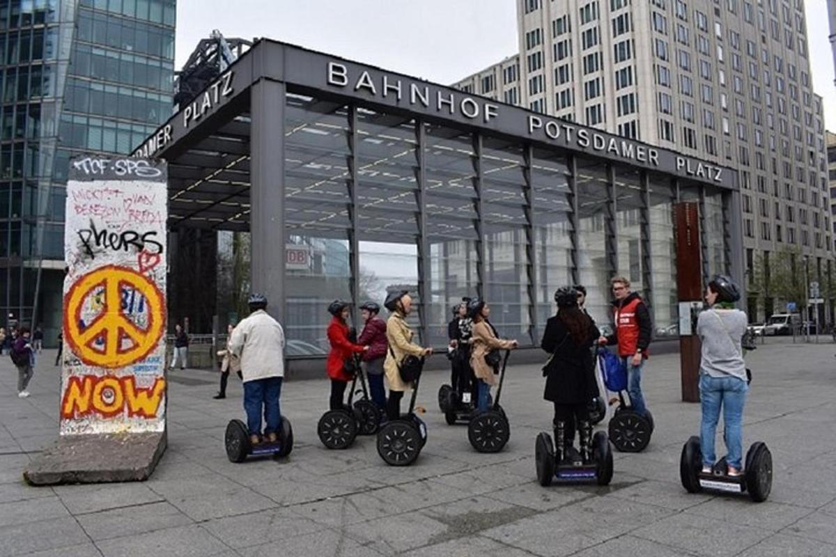 hópur fólks sem hjólar á segway-hjólum fyrir framan byggingu