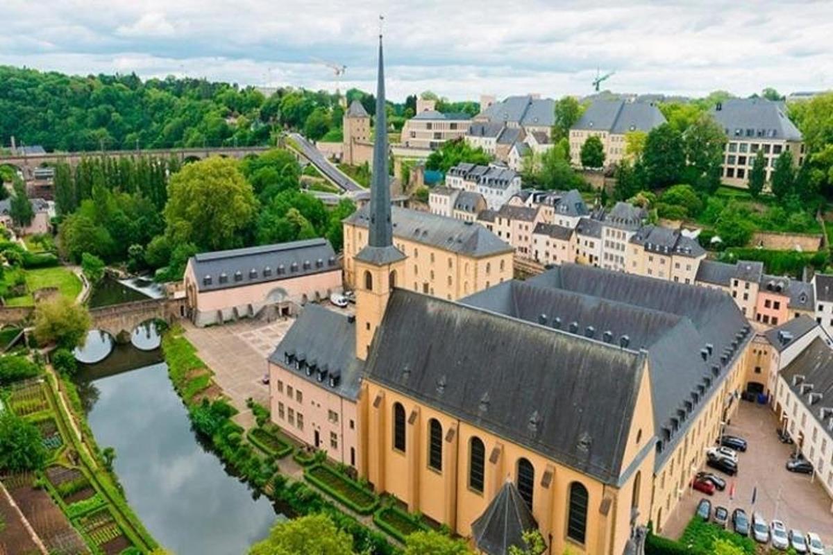 una vista aerea di una città con una chiesa
