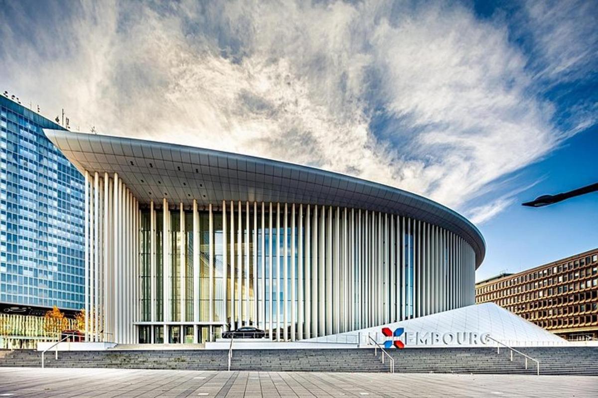 un gran edifici en una ciutat amb cel