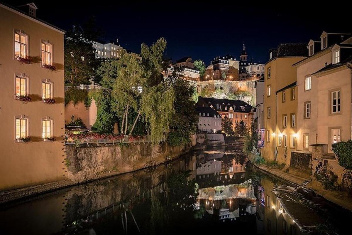 una città di notte con un fiume e degli edifici