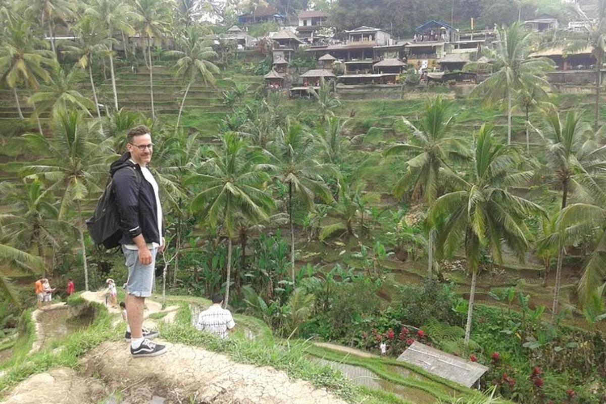 un uomo in piedi in cima a una collina