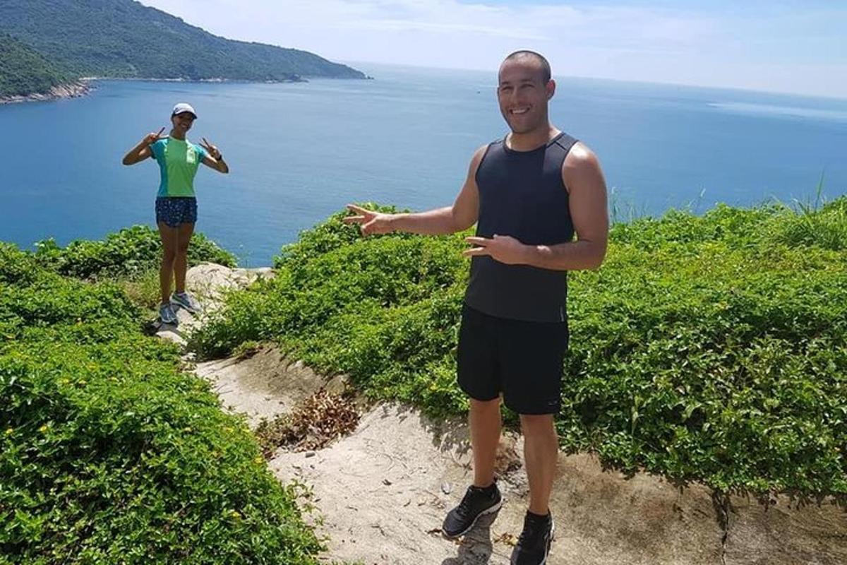 dve osebi stojita na poti blizu vode