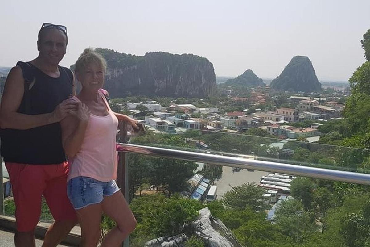 moški in ženska, ki stojita na vrhu gore