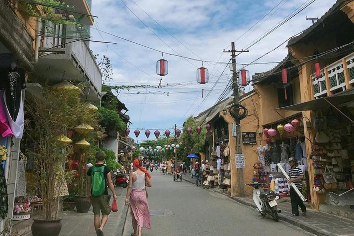 một vài người đang đi bộ trên phố