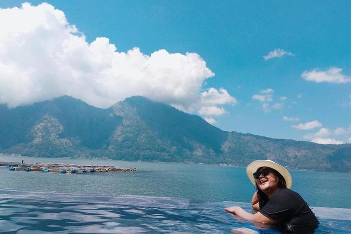 eine Frau mit Hut sitzt im Wasser