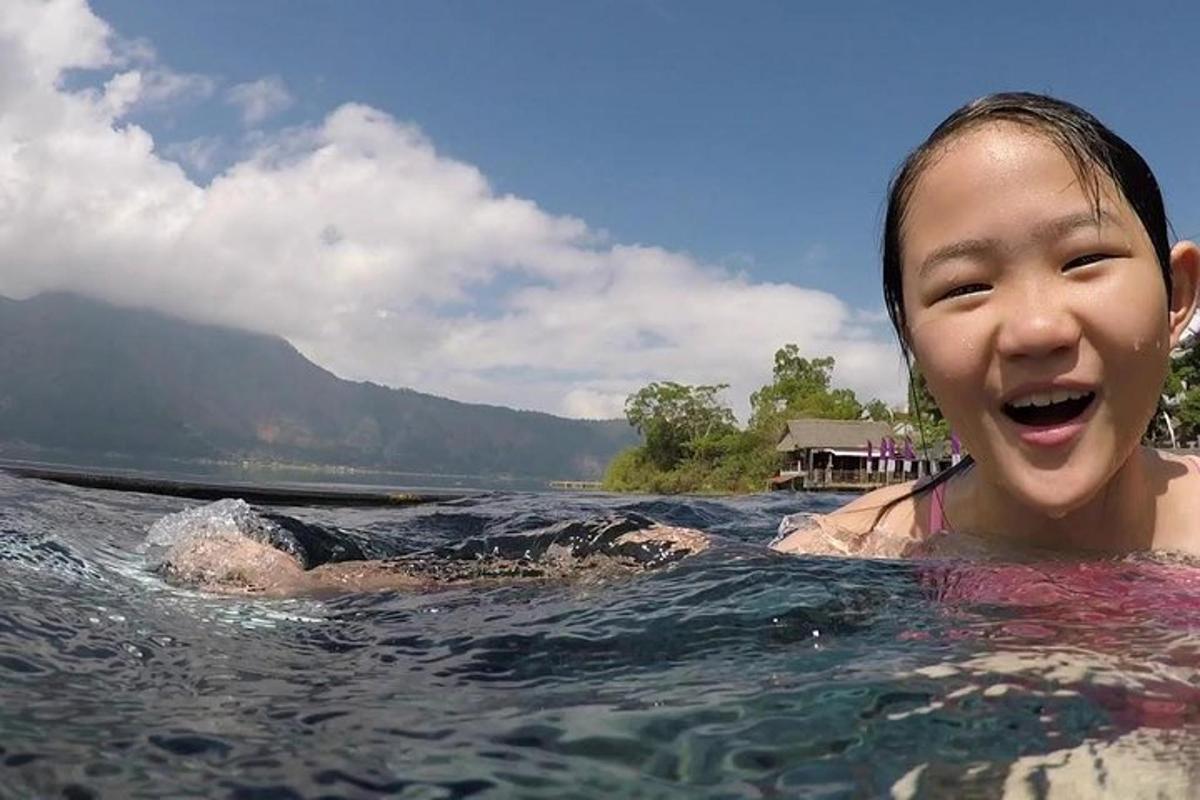 una ragazza sta nuotando nell'acqua