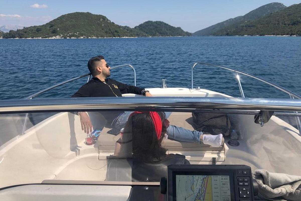moški in ženska na čolnu v vodi