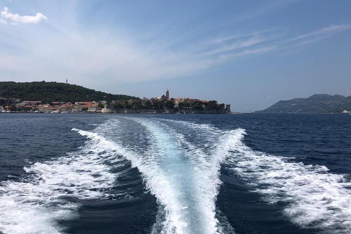 una barca lascia una scia nell'acqua