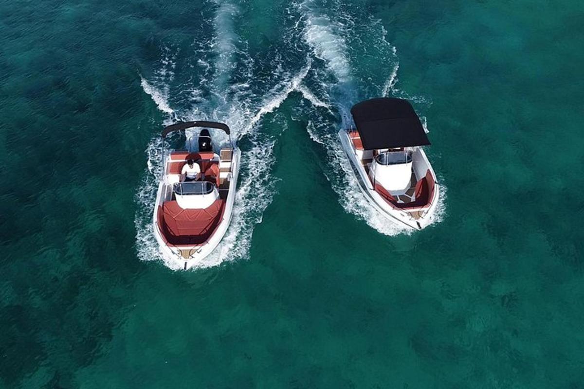 hai chiếc thuyền trên mặt nước ở đại dương