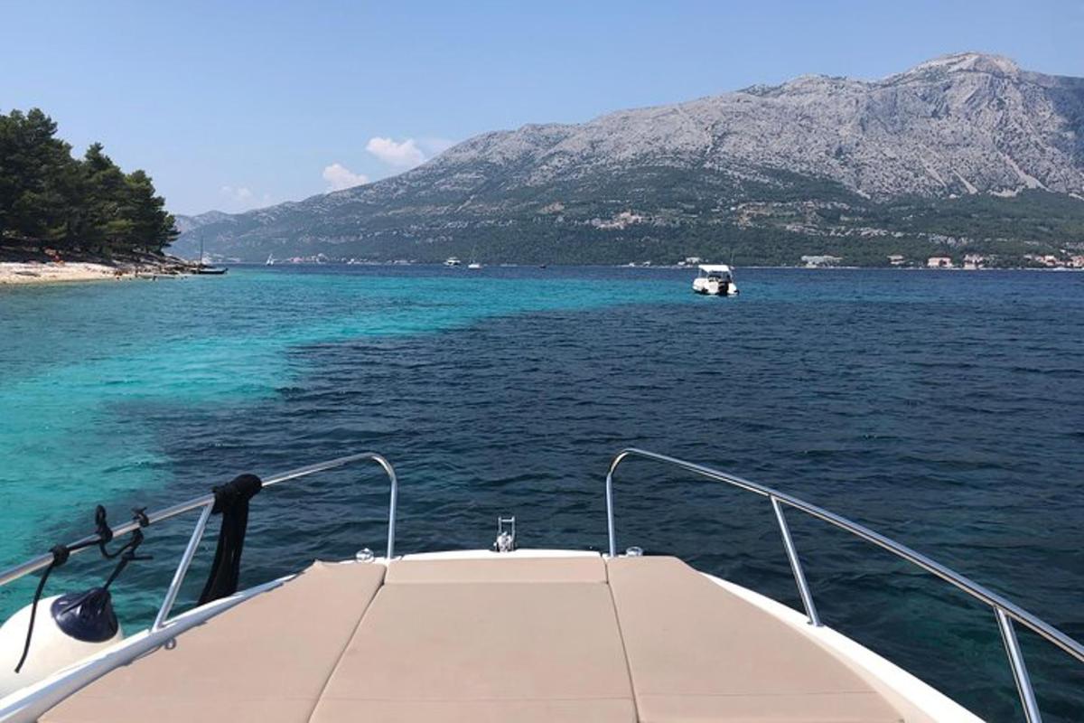 una barca in acqua con le montagne sullo sfondo