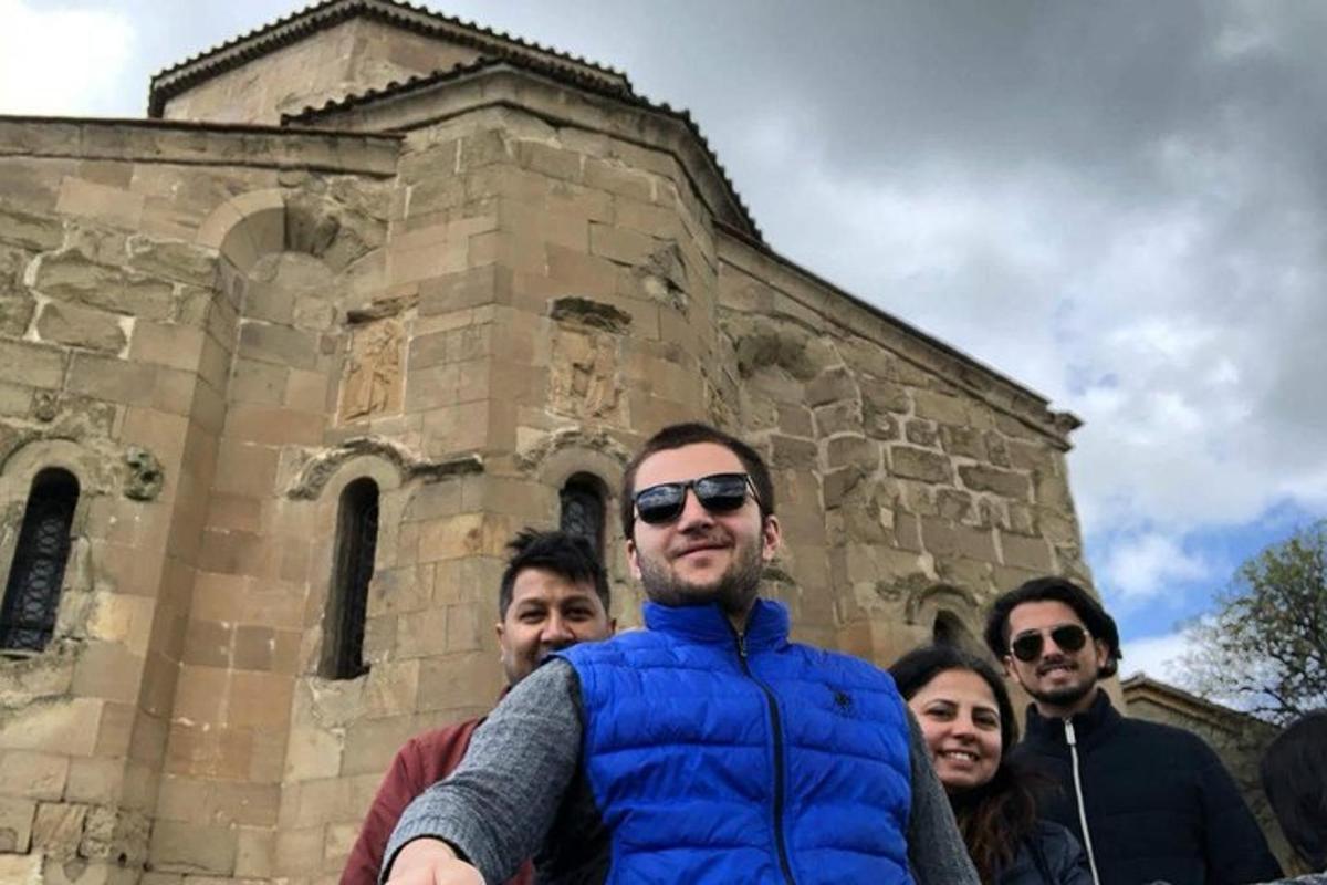 um grupo de pessoas em pé em frente a um prédio