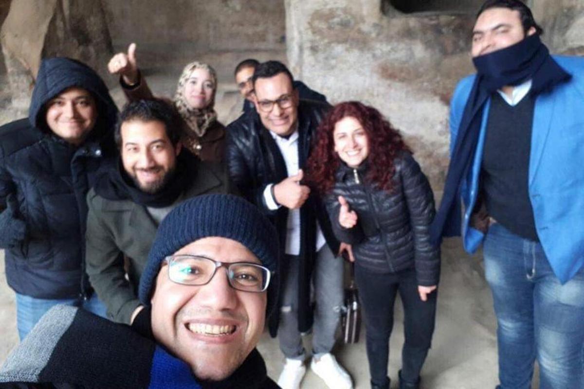 um grupo de pessoas posando para uma foto