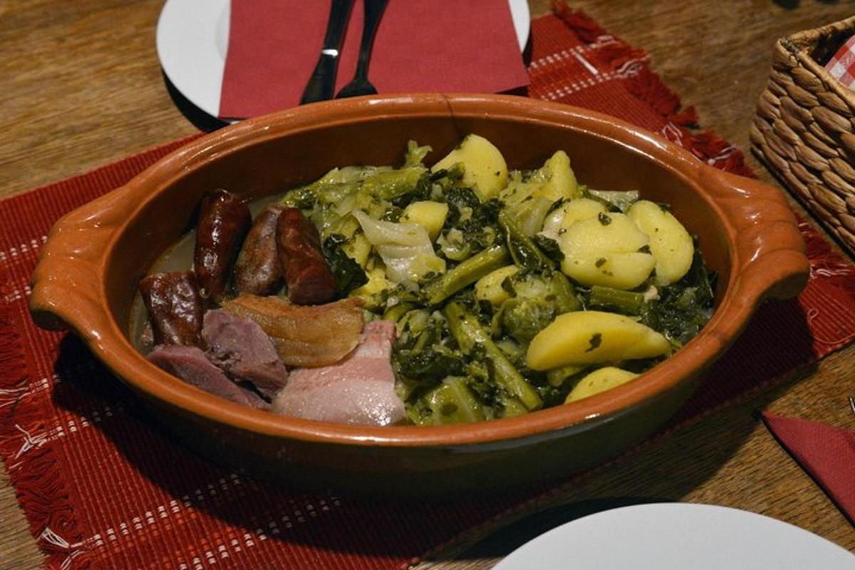 miska jídla s masem a zeleninou na stole